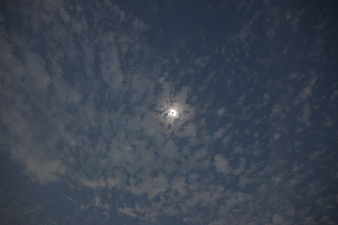 Wolken rond de verduisterde zon.