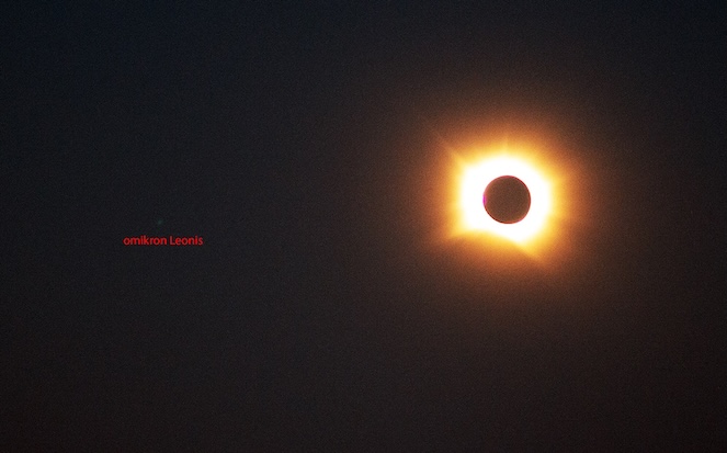 Ster Omikron Leonis naast de verduisterde zon.