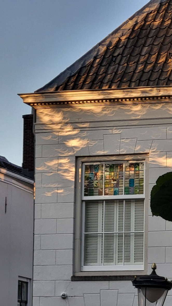 Zonnesikkels op een huis aan de Nieuwe Gracht in Utrecht.